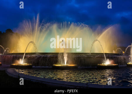 Bunte Leistung der Magische Brunnen von Montjuic in Barcelona, Spanien. Stockfoto