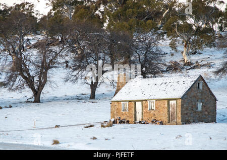 Kleine Hütte im Schnee nach dem letzten Schneefall mit Kängurus im Hintergrund Stockfoto