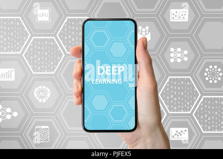 Deep learning Konzept. Hand, die moderne rahmenlose Smartphone mit Symbolen im Hintergrund. Stockfoto