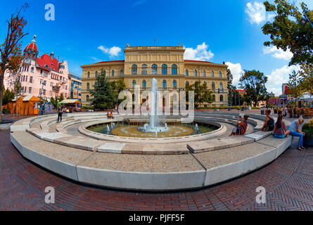 Dugonics Platz im Zentrum von Szeged mit Universität Gebäude auf der rechten Seite, und die Ungar-Mayer Jugendstil Palace auf der linken Seite. Stockfoto