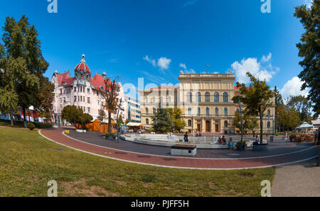 Dugonics Platz im Zentrum von Szeged mit Universität Gebäude auf der rechten Seite, und die Ungar-Mayer Jugendstil Palace auf der linken Seite. Stockfoto