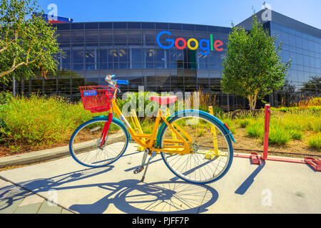 Mountain View, CA, Vereinigte Staaten - 13 August 2018: bunte Fahrrad für Mitarbeiter von Google im Googleplex Sitz zu bewegen. Google ist eine amerikanische Technologie Unternehmen, das sich auf Internet spezialisiert. Stockfoto