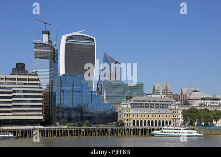 Der Londoner City Skyline von der Themse, dem 'Walkie-Talkie' Gebäude, in der Mitte und der Old Billingsgate Fish Market, rechts. Stockfoto