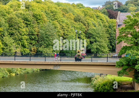 Durham City Centre Street Szene am Ufer des Flusses Tragen und Neue elvet Brücke Stockfoto