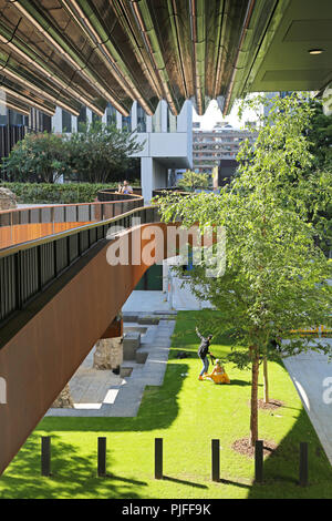 Neu umgebaut zu Fuß Fußgänger-Route in der Barbican Entwicklung in der Stadt, London, UK Bastion Hohe Stockfoto