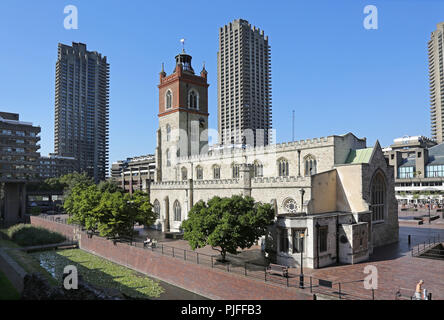 Das Barbican, London, UK. St Giles Kirche ist in den 1960er Jahren brutalist Gehäuseentwicklung auf post-war Bombe Seiten umgeben. Stockfoto