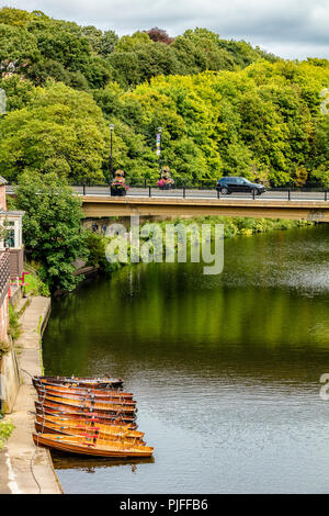 Durham City Centre Street Szene am Ufer des Flusses Tragen und Neue elvet Brücke Stockfoto