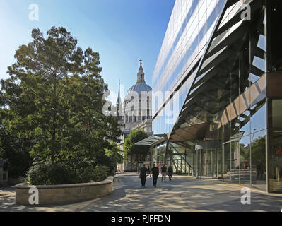 Eingang zu den neuen Change Office Entwicklung mit St Pauls Cathedral darüber hinaus - im Gegensatz zu den alten und neuen. Stockfoto