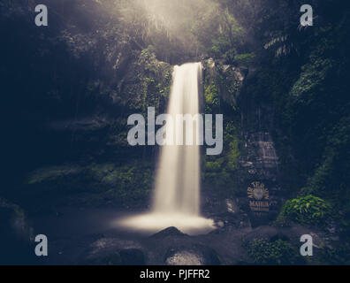 Mahua Wasserfall ist ein kopfsprung Art Wasserfall in Kg. Patau, Tambunan, Sabah, Malaysia. Ca. 3-stündige Fahrt von Kota Kinabalu. Stockfoto