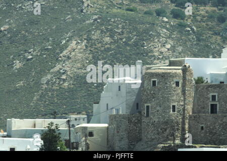 Das alte venezianische Kastro auf der schönen griechischen Insel Naxos. Die Oberstadt wurde befestigt und das Bild zeigt Verteidigungsmauern und Türme. Stockfoto