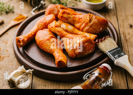 Vorbereitung von rohem Huhn Grill Beine auf den Tisch. Nahaufnahme. Bereit zum Kochen Stockfoto