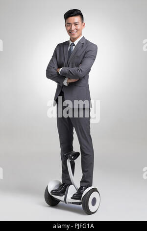 Zuversichtlich, dass junge Unternehmer reiten Segway Stockfoto