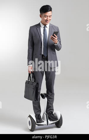 Zuversichtlich, dass junge Unternehmer reiten Segway Stockfoto