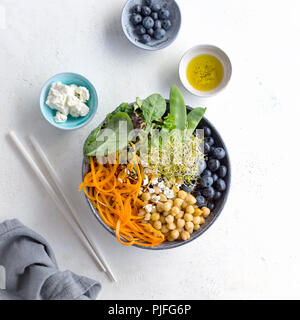 Buddha Schüssel Salat mit Kürbis, Brombeeren, Kichererbsen und Spinat auf weißer Tisch. Gesunde, saubere Essen Detox Konzept. Ansicht von oben mit der Kopie Raum Stockfoto