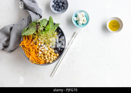 Buddha Schüssel Salat mit Kürbis, Brombeeren, Kichererbsen und Spinat auf weißer Tisch. Gesunde, saubere Essen Detox Konzept. Ansicht von oben mit der Kopie Raum Stockfoto