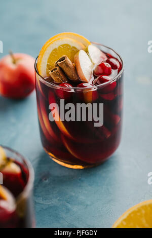 Wein mit Gewürze im Glas auf der blauen Tabelle Glühwein. Weihnachten Lebensmittel Konzept. Nahaufnahme Stockfoto