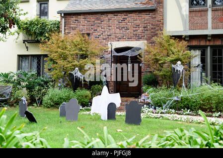Halloween vor dem Haus Dekorationen Stockfoto