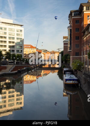 Bristol, England, Großbritannien - 11 August 2018: Heißluftballone fliegen über moderne Bürogebäude an der Temple Quay an Bristol Schwimmenden Hafen in der Dämmerung während Stockfoto