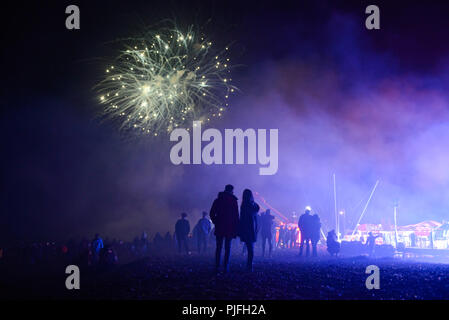 Ein paar halten die Hände auf den Strand als sie beobachten Feuerwerk explodieren über ihren Köpfen in den Nachthimmel auf Lagerfeuer Nacht, Feuerwerk Nacht in Petworth Stockfoto