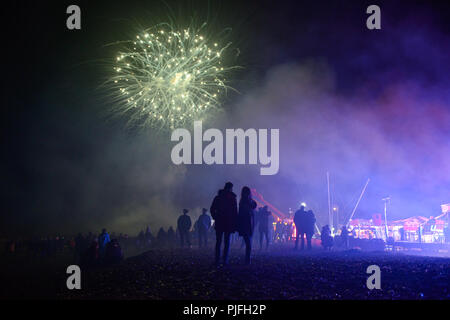 Ein paar halten die Hände auf den Strand als sie beobachten Feuerwerk explodieren über ihren Köpfen in den Nachthimmel auf Lagerfeuer Nacht, Feuerwerk Nacht in Petworth Stockfoto