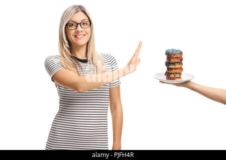 Junge weibliche Ablehnen, einen Teller mit Donuts auf weißem Hintergrund Stockfoto