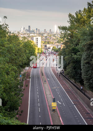 London, England, Großbritannien - 1 September, 2016: Die umstrittene Archway Road zweispurigen Straße, durch Islington Nachbarschaften im Norden von London gefahren, Witz Stockfoto
