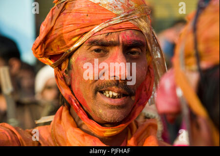 Hindu devotee verschmiert mit Farben an Nandagram in Mathura Uttar Pradesh Indien Stockfoto