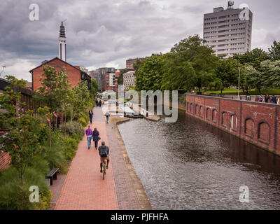 Birmingham, England, UK - 23. Juni 2012: Radfahrer und Fußgänger Reisen auf dem Leinpfad entlang des Grand Union Canal in Birmingham City Centre, Witz Stockfoto