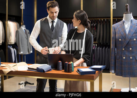 Zuversichtlich Fashion Designer Stockfoto