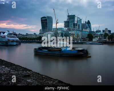 London, England, Großbritannien - 1. Juni 2018: Wolkenkratzer sind mit Kränen während des Baubooms in der Londoner City umgeben, mit lastkähnen im Fluss Stockfoto