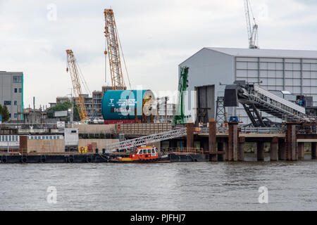 London, England, Großbritannien - 8. Juni 2018: Millicent, einer der Themse Tideway Tunnelbohrmaschinen, steht am Ufer der Themse bei Nine Elms, Stockfoto