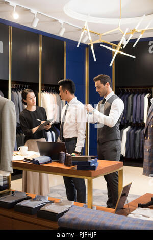 Modedesigner, die Messung des Kunden Stockfoto