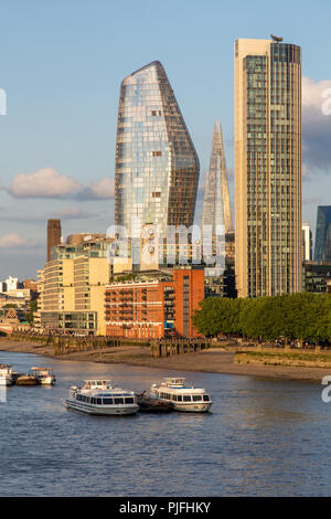 London, England, UK - 12. Juni 2018: Wolkenkratzer und Sehenswürdigkeiten wie der Shard, Blackfriars, South Bank Tower und der Oxo Tower steigen auf die So Stockfoto