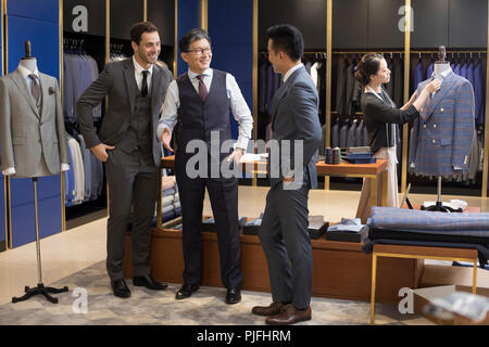 Zuversichtlich Modedesigner und Unternehmer sprechen Stockfoto