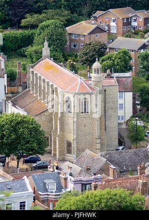Hastings, England, UK - 23. Juni 2018: Hl. Maria, Stern des Meeres der Römisch-katholischen Kirche steht unter Häuser der Altstadt Nachbarschaft von Hastings Stockfoto