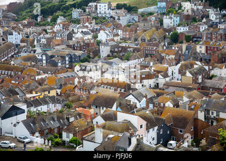 Hastings, England, UK - 23. Juni 2018: Traditionelle Häuser sind dicht in die Altstadt Nachbarschaft von Hastings in East Sussex gepackt, in der Vogelperspektive e Stockfoto