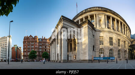 Manchester, England, UK - 30. Juni 2018: Der klassische Rotunde von Manchester Central Library steht auf dem Petersplatz mit der Midland Hotel beh Stockfoto