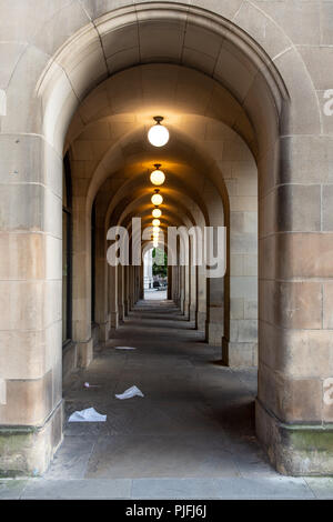 Manchester, England, UK - 30. Juni 2018: eine Arkade mit Bögen Formen einer öffentlichen Fußweg durch das Rathaus von Manchester Erweiterungsbau im St Stockfoto