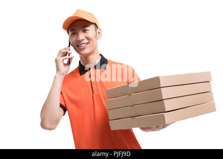 Fröhliche chinesisch Pizza Delivery person Gespräch am Handy Stockfoto