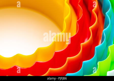Schöne Textur mit konzentrischen Kreisen mit den Farben des Regenbogens. Für Tapeten, Katalogen und Plakaten. Stockfoto