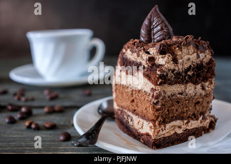 Lecker Stück Schokolade Kuchen auf hölzernen Tisch Hintergrund Stockfoto