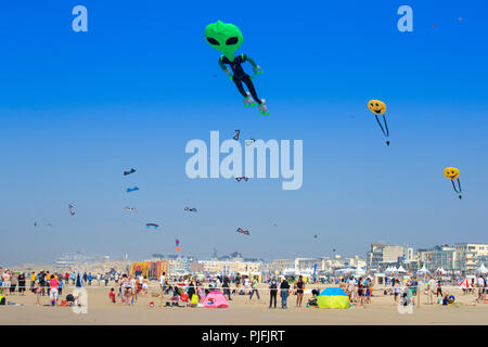 Berck-sur-Mer (Frankreich): Berck International Kite Festival. Drachen in den Himmel und Touristen am Strand die Sonne genießen Stockfoto