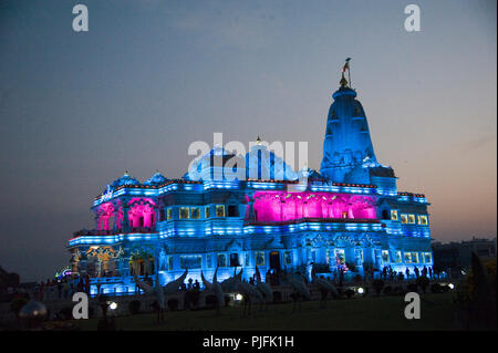 2016 Prem Mandir (der Tempel der göttlichen Liebe) in der Nacht in Vrindavan Mathura Uttar Pradesh Indien Asien, Stockfoto