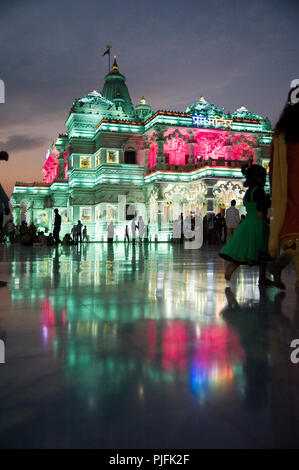 2016 Prem Mandir (der Tempel der göttlichen Liebe) in der Nacht in Vrindavan Mathura Uttar Pradesh Indien Asien, Stockfoto