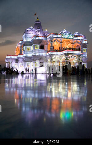 2016 Prem Mandir (der Tempel der göttlichen Liebe) in der Nacht in Vrindavan Mathura Uttar Pradesh Indien Asien, Stockfoto