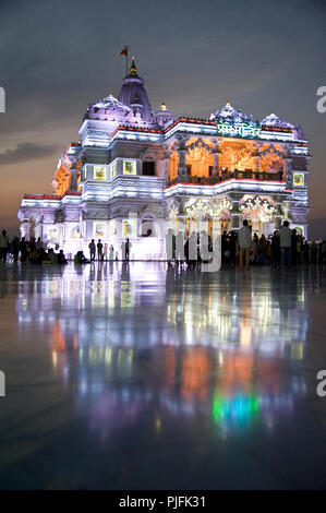 2016 Prem Mandir (der Tempel der göttlichen Liebe) in der Nacht in Vrindavan Mathura Uttar Pradesh Indien Asien, Stockfoto