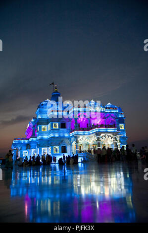 2016 Prem Mandir (der Tempel der göttlichen Liebe) in der Nacht in Vrindavan Mathura Uttar Pradesh Indien Asien, Stockfoto