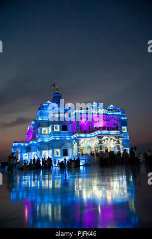 2016 Prem Mandir (der Tempel der göttlichen Liebe) in der Nacht in Vrindavan Mathura Uttar Pradesh Indien Asien, Stockfoto