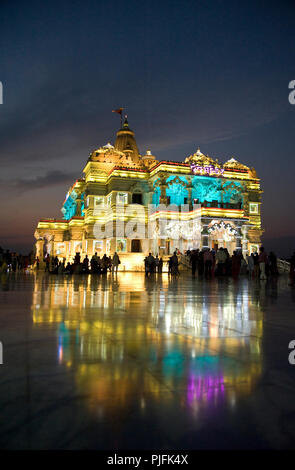 2016 Prem Mandir (der Tempel der göttlichen Liebe) in der Nacht in Vrindavan Mathura Uttar Pradesh Indien Asien, Stockfoto