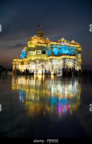 2016 Prem Mandir (der Tempel der göttlichen Liebe) in der Nacht in Vrindavan Mathura Uttar Pradesh Indien Asien, Stockfoto